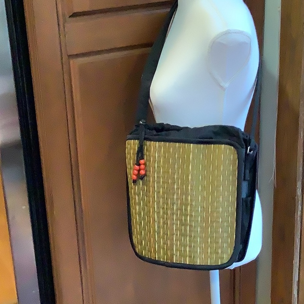Straw shoulder bag with drawstring closure